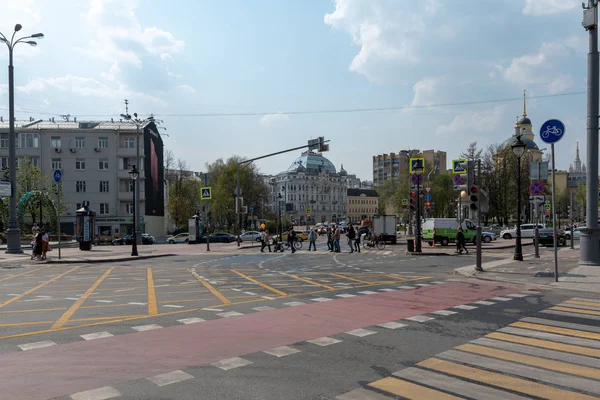 Moscow, Russia - April 27, 2019: The intersection of the nikitskiye Vorota square and Tverskoy Boulevard — Stock Photo, Image