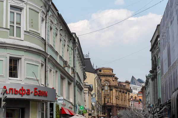 Moskau, russland - 27. April 2019: kuznetsky most street, Blick auf die Filiale der modernen alfa bank und das alte vorrevolutionäre Bankgebäude in der Ferne — Stockfoto