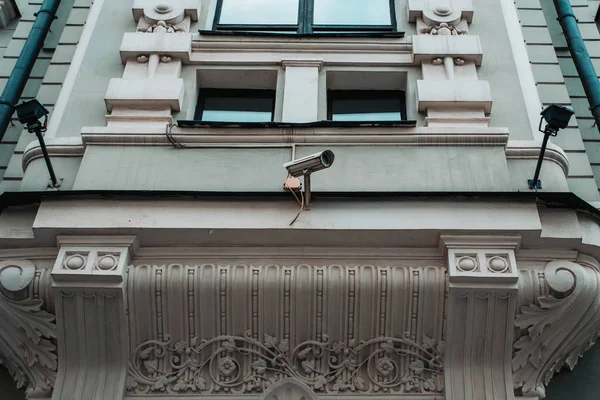 Bezpečnostní kamera a osvětlovací systém na staré budově — Stock fotografie