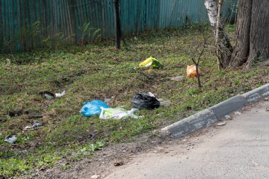 Moskova bölgesi, Rusya - 26 Nisan 2019: Yol kenarındaki yasadışı çöplük. Yaz sakinleri yol boyunca çöp atmak.