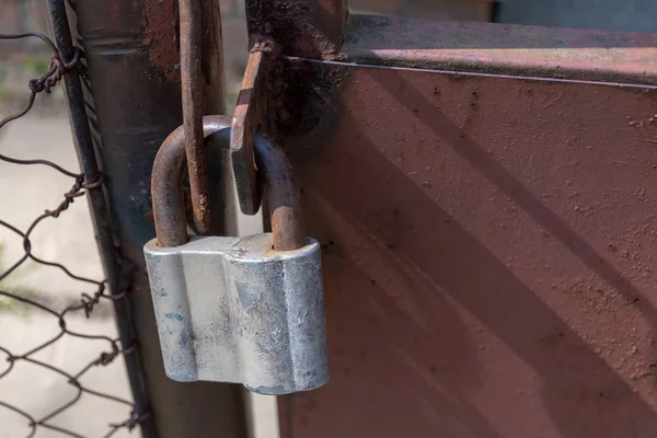 Een Oud Hangslot Een Roestige Poort Close — Stockfoto