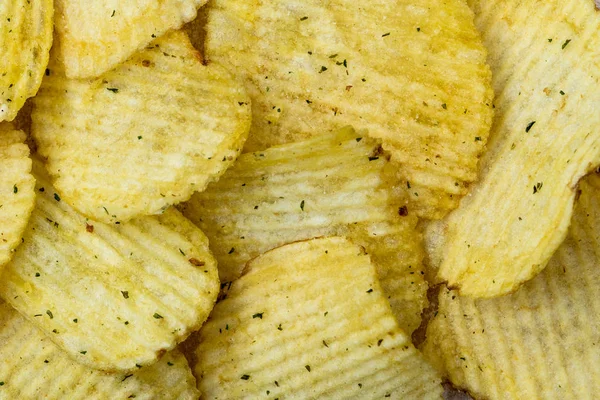 Patatine scanalate, uno spuntino alla birra. Vista dall'alto. Focus selettivo . — Foto Stock