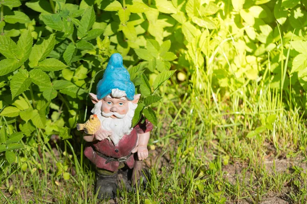 A figura de um gnomo jardim na grama verde. Espaço para cópia. Foco seletivo . — Fotografia de Stock