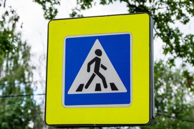 Yeşil ağacın bulanık arka plan üzerinde yol işareti yaya geçidi