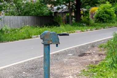 Rus köyünde Vintage paslı su çeşme el pompası. Terk edilmiş su kuyu başı.