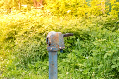 Rus köyünde Vintage paslı su çeşme el pompası. Terk edilmiş su kuyu başı.