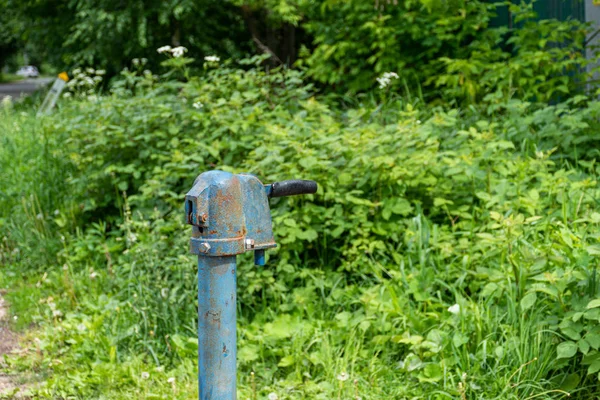 Rus köyünde Vintage paslı su çeşme el pompası. Terk edilmiş su kuyu başı.