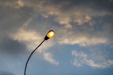 Akşam gökyüzünün arka planına karşı sokak lambası. 