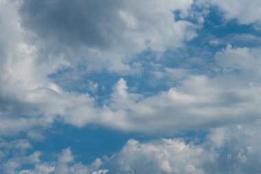 Mavi gökyüzünde fırtına bulutları. Doğal arka plan