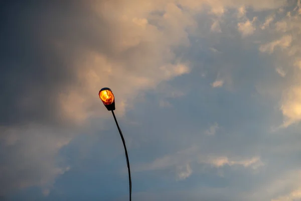 Streetlight against the background of the evening sky. Yellow electric lights — Stock Photo, Image