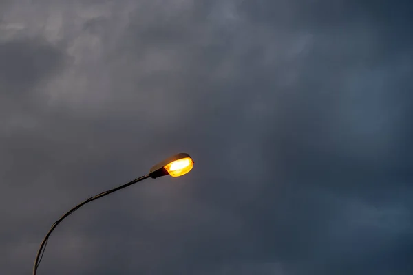 Streetlight against the background of the evening sky. Yellow electric lights — Stock Photo, Image