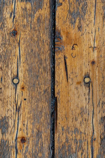 La superficie de las viejas tablas de madera con barniz agrietado. Fondo de viejas tablas de mala calidad — Foto de Stock