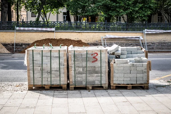 Naprawa chodnika, wymiana płytek na ulicy miasta — Zdjęcie stockowe