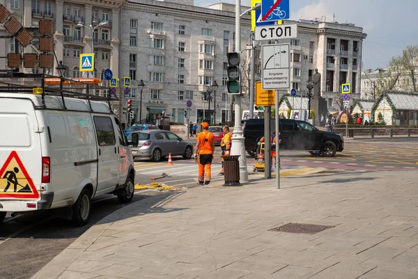 Moskau, Russland - 27. April 2019: Straßenbauarbeiten an der Kreuzung — Stockfoto