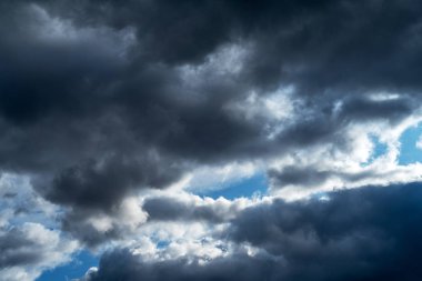 Fırtınadan önce gökyüzü. Kasvetli manzara.