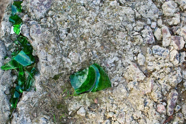 Fragmentos de garrafa de vidro na estrada — Fotografia de Stock