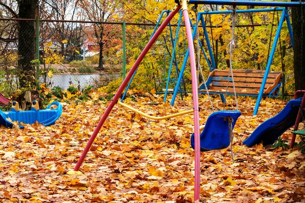 Terk edilmiş eski bir çocuk parkı. Sonbahar izni.