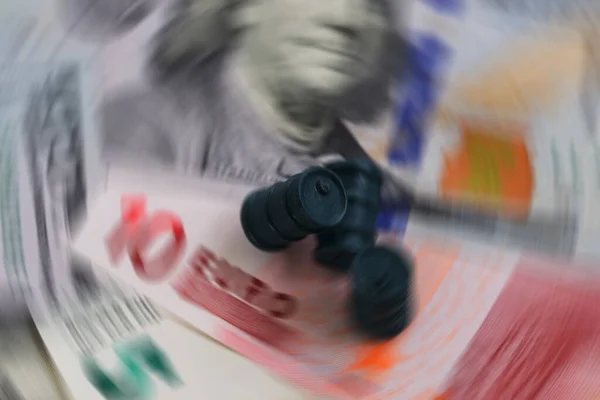 Radiaal Wazige Filterfoto Van Oliekoppen Tegen Achtergrond Van Dollar Eurobiljetten — Stockfoto