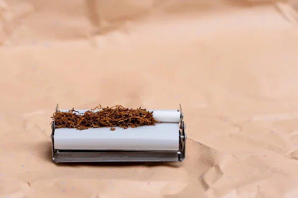 紙を砕いた背景にタバコ フィルター 圧延機 接近中だ 選択的焦点 — ストック写真