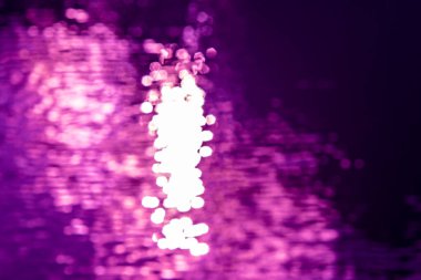 Mor tonlarda soyut bulanık arkaplan. Harfler ve tasarım için boşluk