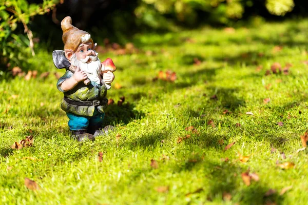 Gnome Jardim Brinquedo Com Uma Gramado Verde Ensolarado Espaço Para — Fotografia de Stock