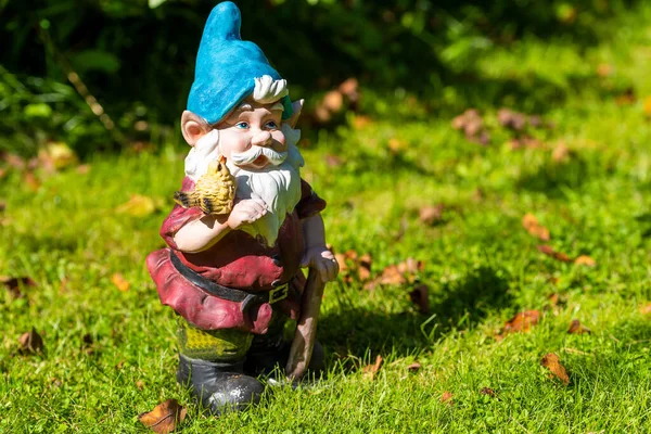 Gnome Jardim Brinquedo Com Pássaro Mão Gramado Verde Ensolarado — Fotografia de Stock