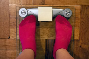 Dijital ağırlık ölçeği sonrası ile ekran kaplama notu