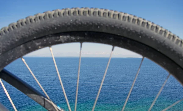 Meerblick durch Fahrradfelge — Stockfoto