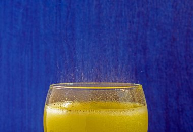 Soğuk içecek kabarcıkları ile yenileme