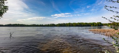 Silikat gölün yanında nehir Körfezi