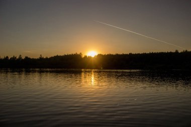 Gölde gün batımı