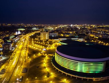 Minsk gece şehir trafiği