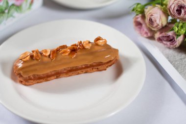 Beyaz arka planda Fransız tatlısı Eclair