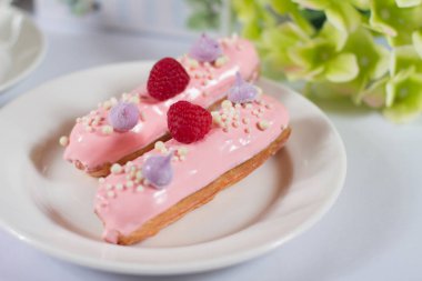 Beyaz arka planda Fransız tatlısı Eclair