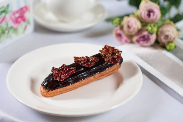 Beyaz arka planda Fransız tatlısı Eclair
