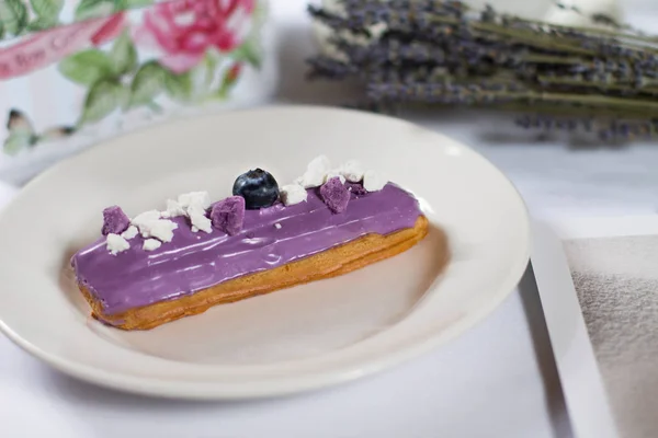 Beyaz arka planda Fransız tatlısı Eclair