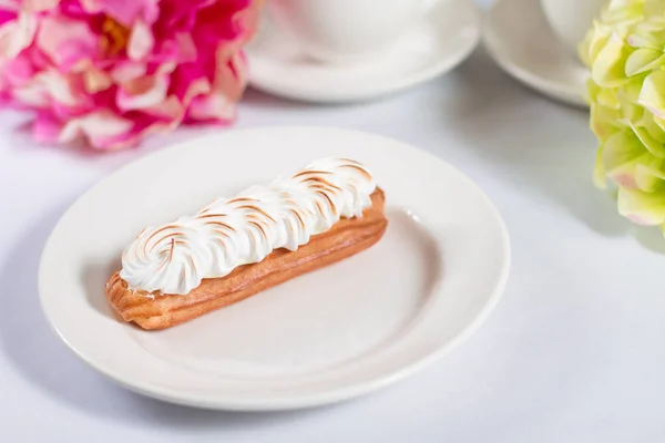 Fransk Dessert Eclair Vit Bakgrund — Stockfoto