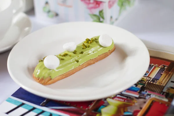 Beyaz arka planda Fransız tatlısı Eclair