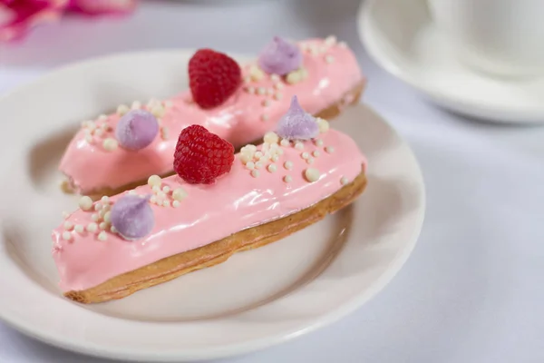 Beyaz arka planda Fransız tatlısı Eclair