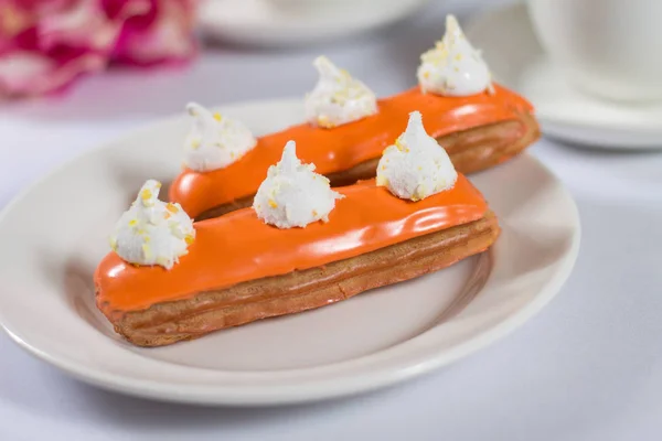 Beyaz arka planda Fransız tatlısı Eclair