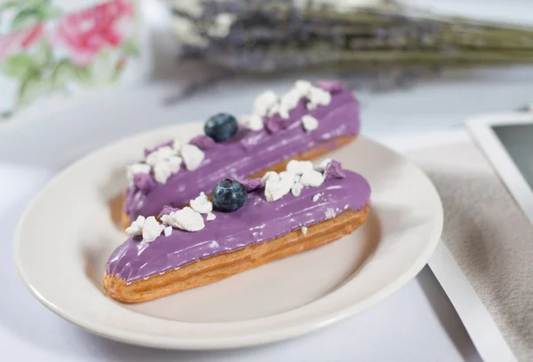 Beyaz arka planda Fransız tatlısı Eclair