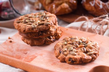Kabak tohumları ile yulaf ezmesi vejetaryen kurabiye. Ahşap arka plan