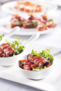 Ziyafet tablo aperatifler, kanepeler, sandviç, taze sebze, doğum günü, kurumsal etkinlik ya da düğün kutlama ile dekore edilmiş