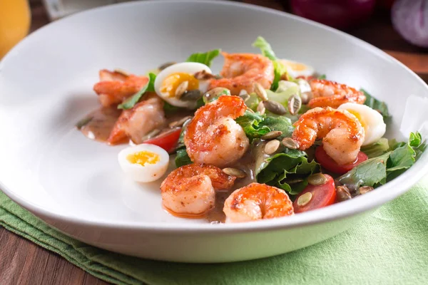 Sağlıklı salata. Taze deniz ürünleri için tarifi. Izgara karides, taze sebze salatası ve yumurta. Mangalda karides. Sağlık yemekleri. Ahşap arka plan