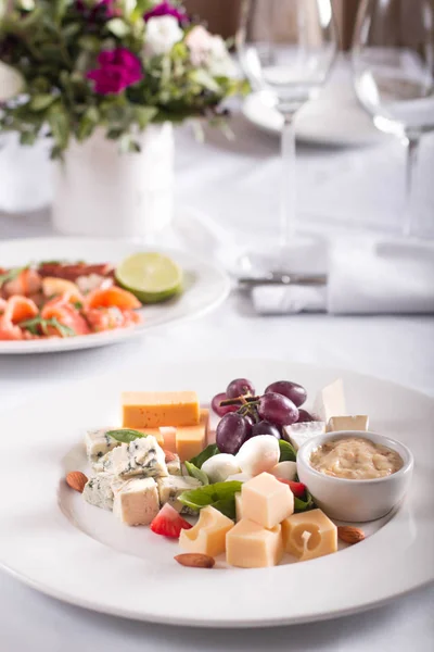 Ziyafet tablo aperatifler, kanepeler, sandviç, taze sebze, doğum günü, kurumsal etkinlik ya da düğün kutlama ile dekore edilmiş
