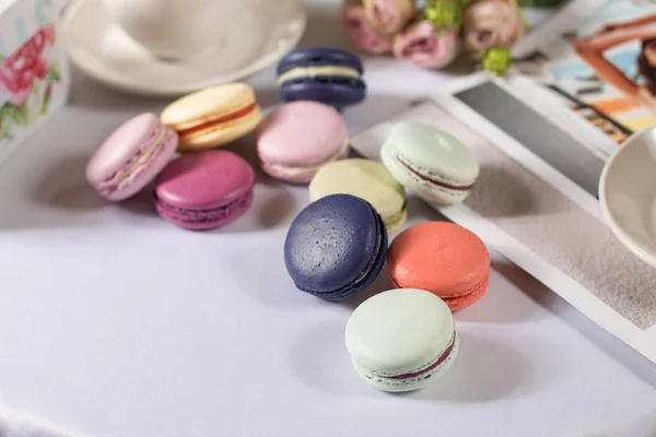 Beyaz arka planda Fransız renkli Makaron pastel renk makarna
