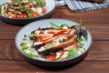 Patlıcan, et yahnisi, domates, peynir, lezzetli Italyan çanak fan. Ahşap arka plan