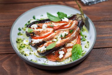 Patlıcan, et yahnisi, domates, peynir, lezzetli Italyan çanak fan. Ahşap arka plan