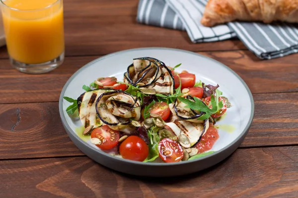 Izgara patlıcan salatası, domates, zeytin yağı ve kırmızı Balsamik, deniz tuzu ve pembe biber ile marul. Vegan sağlık gıda