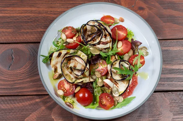 Grilled Eggplant Salad Tomatoes Lettuce Olive Oil Red Balsamic Sea — Stock Photo, Image